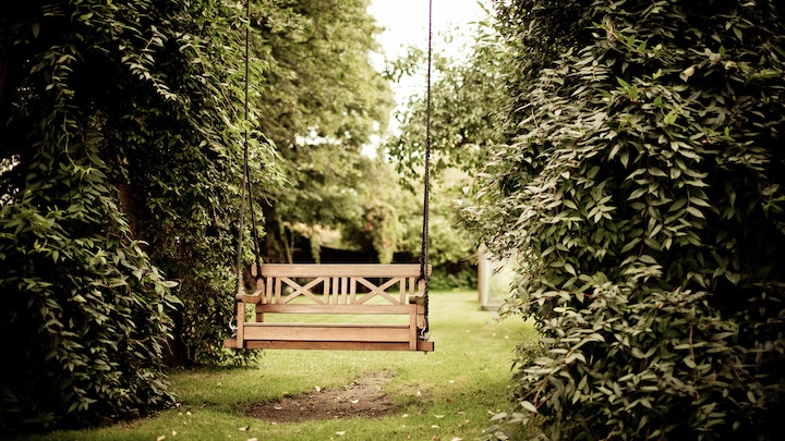 banco-colgante-en-jardin