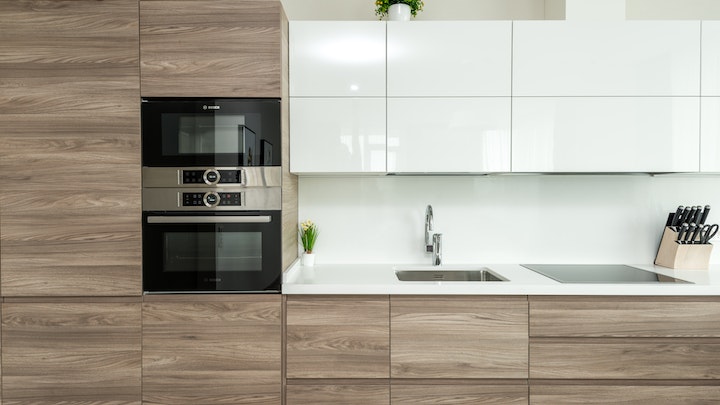 cocina-moderna-en-madera-y-color-blanco