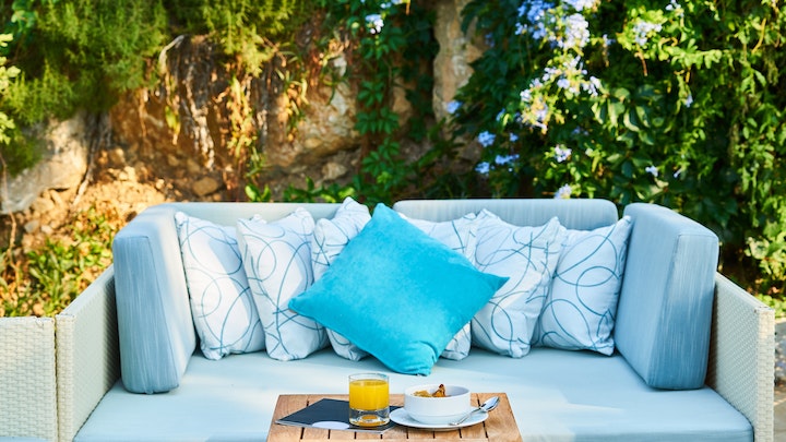 sofa-de-color-azul-claro-en-jardin