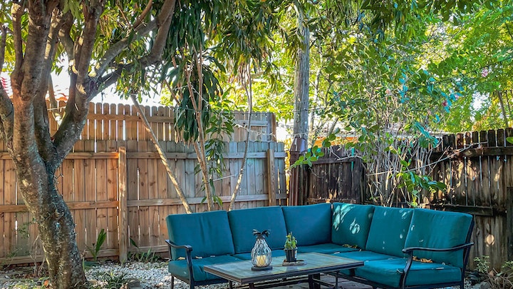 sofa-de-color-azul-en-jardin