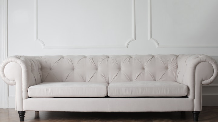 sofa-de-color-claro-en-salon-de-casa