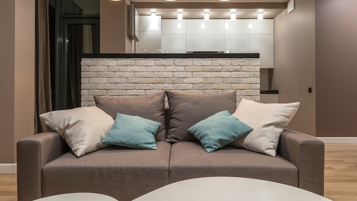 sofa-de-color-gris-decorado-con-cojines