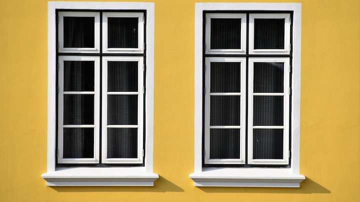 ventanas-de-color-blanco-en-la-fachada