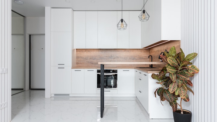 cocina-elegante-en-blanco-y-madera