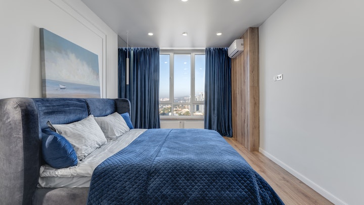 dormitorio-con-cortinas-en-color-azul