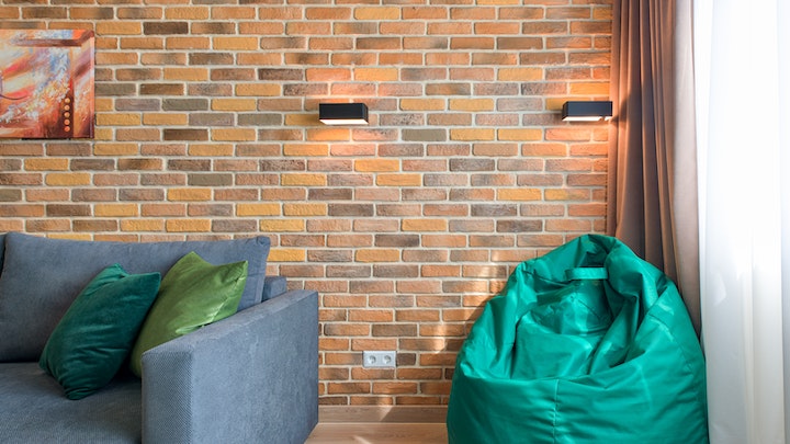 salon-decorado-en-gris-terracota-verde-y-blanco