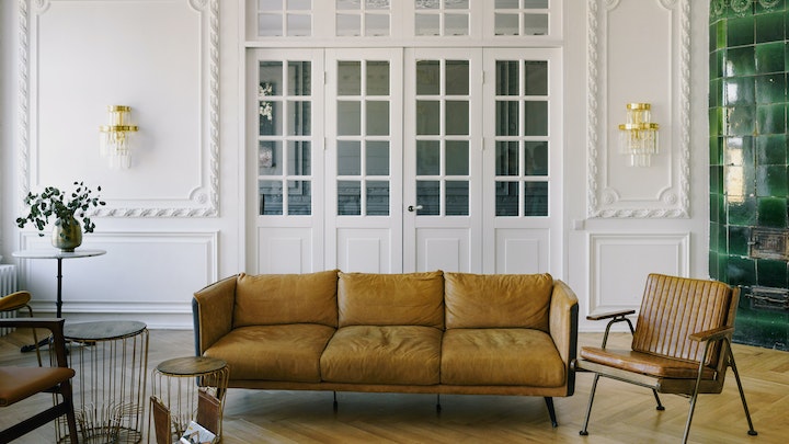 sofa-de-color-marron-en-salon