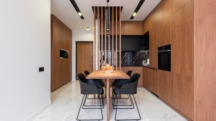 cocina-con-muebles-de-madera-de-color-oscuro