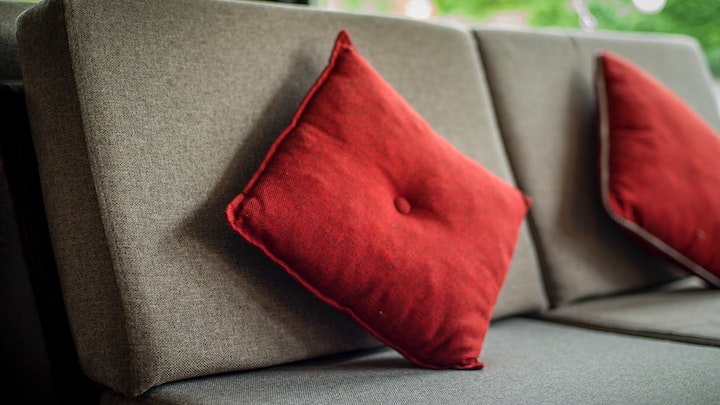 cojines-de-color-rojo-en-sofa-gris