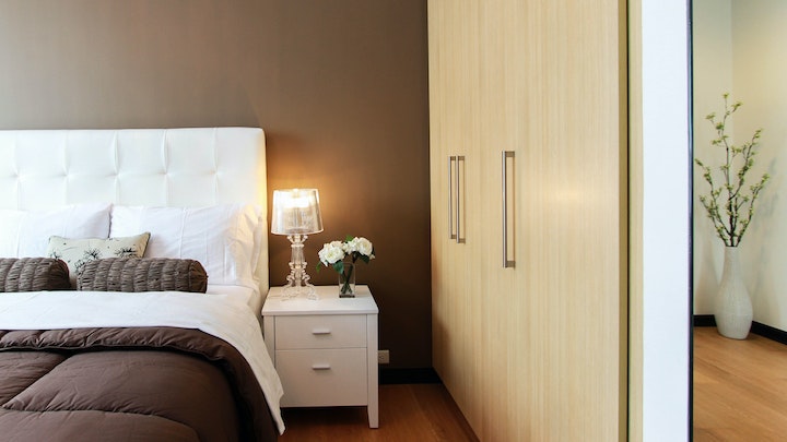 decoracion-de-dormitorio-con-suelo-en-madera