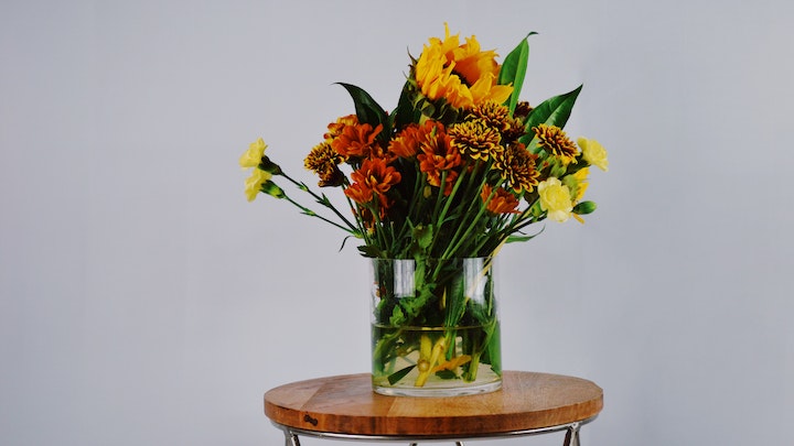 jarron-con-flores-naturales-sobre-la-mesa