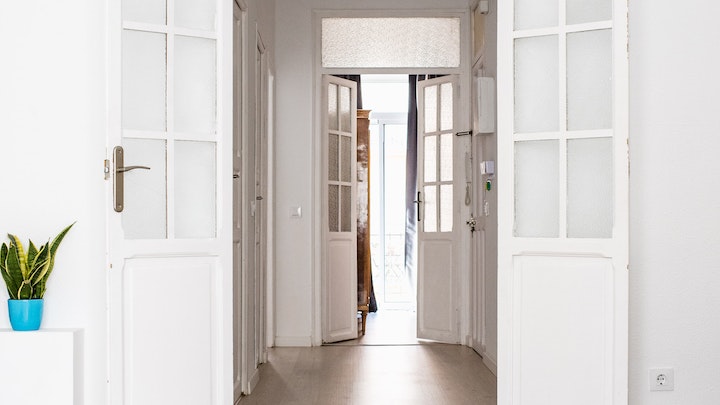 puertas-de-color-blanco-en-casa