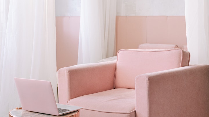 sofa-de-color-rosa-en-casa