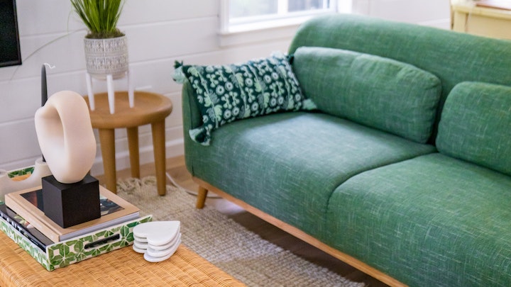 sofa-de-color-verde-en-el-salon