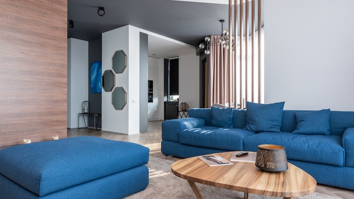 sofas-de-color-azul-en-zona-de-estar
