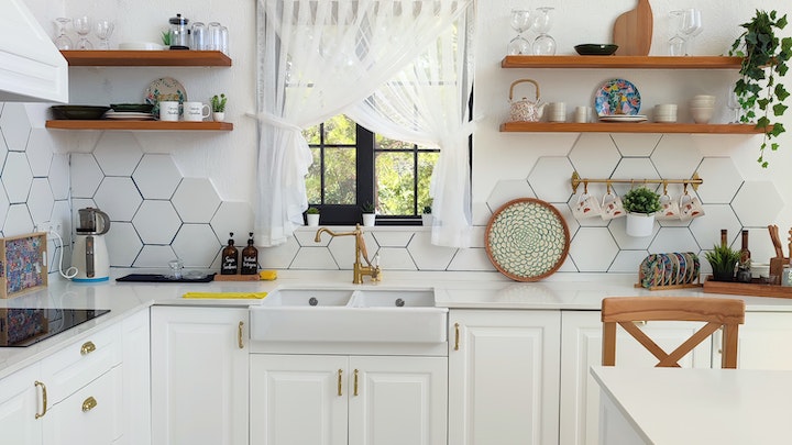 cocina-con-muebles-de-color-blanco-y-estantes-de-madera