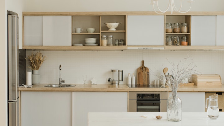 cocina-decorada-en-blanco-y-madera-clara