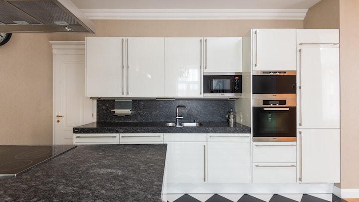 cocina-pequena-en-colores-blanco-y-negro