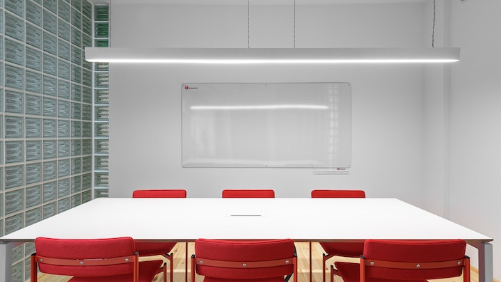 mesa-blanca-con-sillas-de-color-rojo-en-oficina