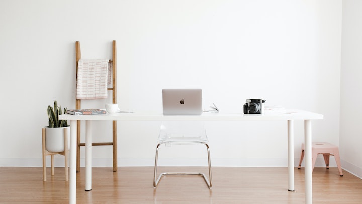 mesa-de-color-blanco-en-oficina