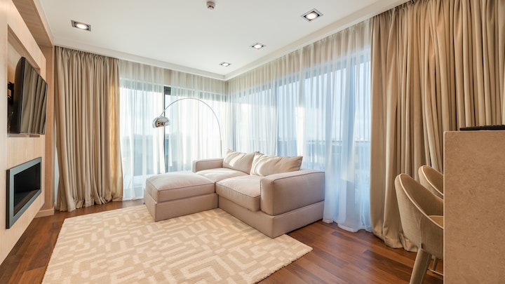 alfombra-de-color-claro-en-decoracion-del-salon