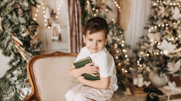 nino-con-libro-de-navidad