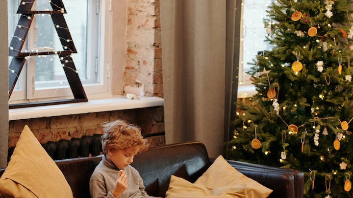arbol-de-navidad-en-miniatura-en-la-ventana