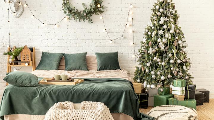 arbol-de-navidad-junto-a-la-cama
