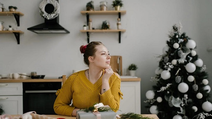 corona-de-navidad-en-la-cocina