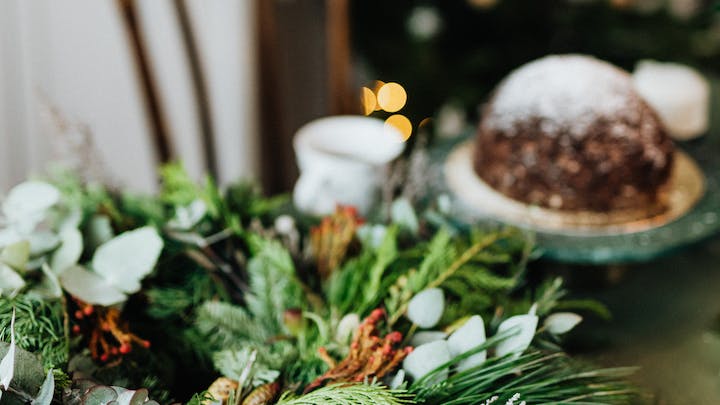 corona-de-navidad-en-mesa