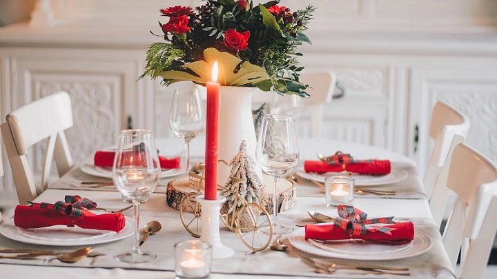 decoracion-de-mesa-de-navidad-en-rojo-blanco