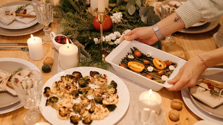 decoracion-de-mesa-de-navidad-en-varios-colores