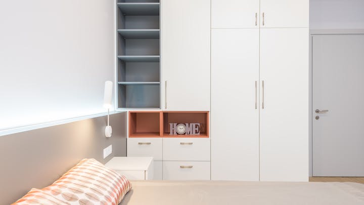 dormitorio-con-muebles-en-color-blanco-y-lineas-rectas