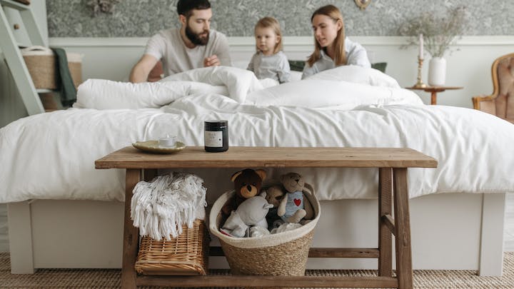 dormitorio-decorado-en-blanco-gris-y-tonos-tierra