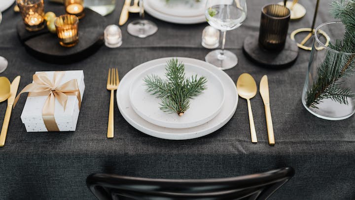 mesa-de-navidad-en-negro-blanco-y-dorado
