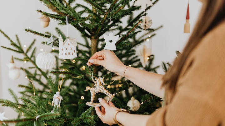 mujer-pone-arbol-de-navidad