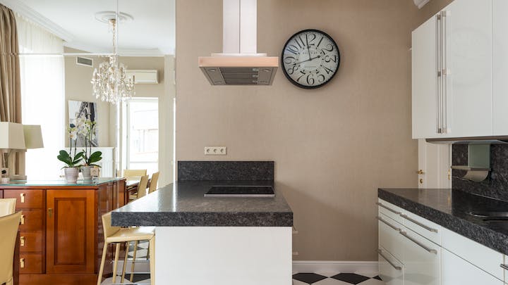 reloj-de-pared-en-cocina-de-casa