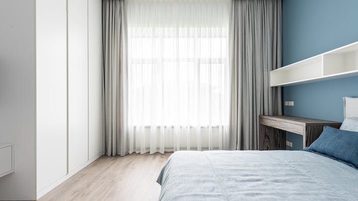 cortinas-de-color-blanco-en-dormitorio