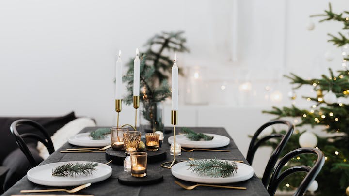 mesa-de-comedor-de-color-negro-en-navidad