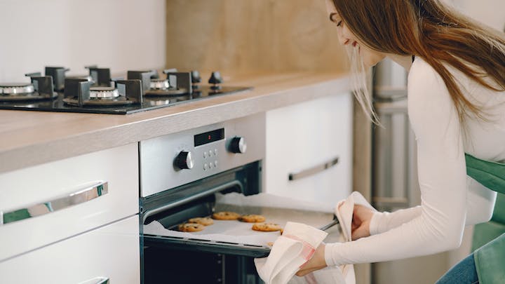 persona-utiliza-el-horno-para-cocinar