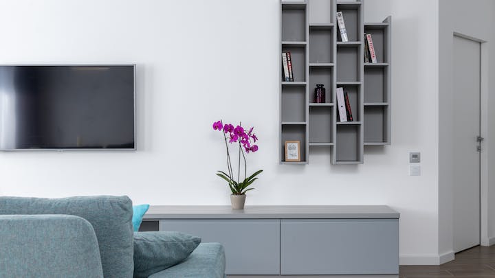 salon-con-muebles-en-color-gris