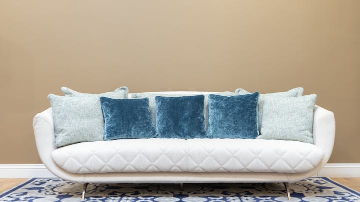 sofa-de-color-claro-con-cojines