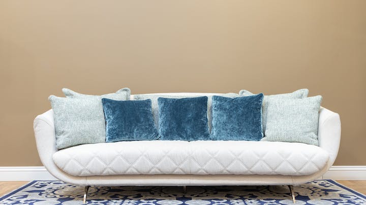 sofa-de-color-claro-con-cojines