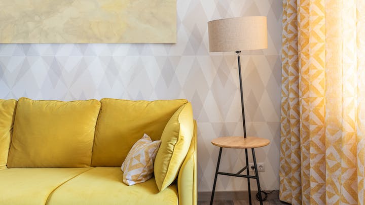 sofa-de-color-claro-en-el-salon-del-hogar