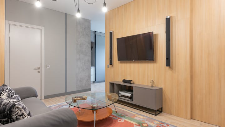 sofa-de-color-gris-en-salon-de-la-vivienda