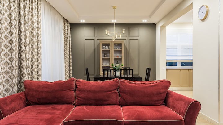 sofa-grande-de-color-rojo