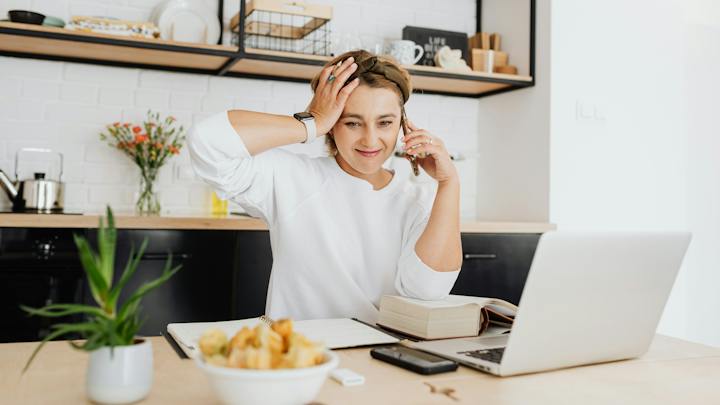 mujer-trabaja-con-ordenador-en-la-cocina