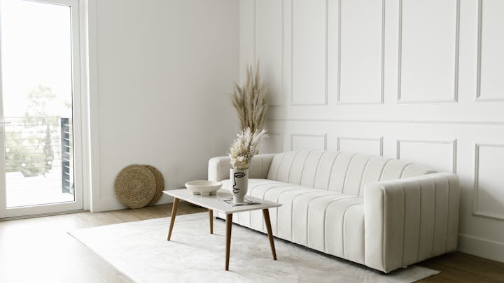 sofa-de-color-blanco-en-el-salon-de-casa