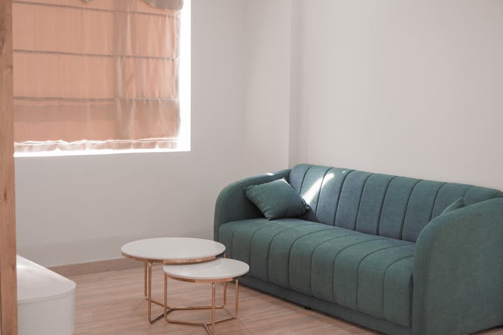 sofa-de-color-azul-en-salon-con-suelo-de-madera