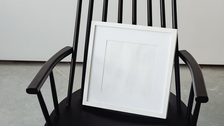 marco-de-fotos-sobre-silla-de-color-negro